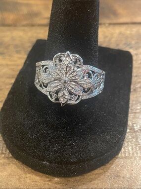Silvertone Floral Filigree Statement Ring - Elegant Women's Jewelry B30